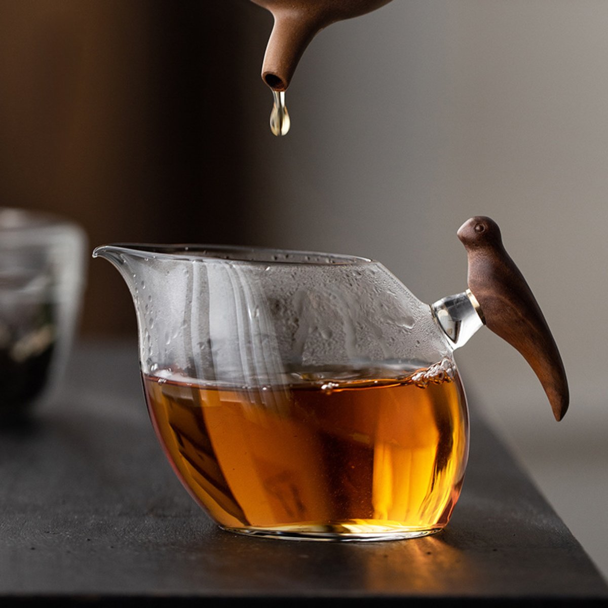 Joyful Brow Japanese-Style Glass Fairness Cup with Wooden Handle – High Borosilicate Tea Pitcher - Image 4
