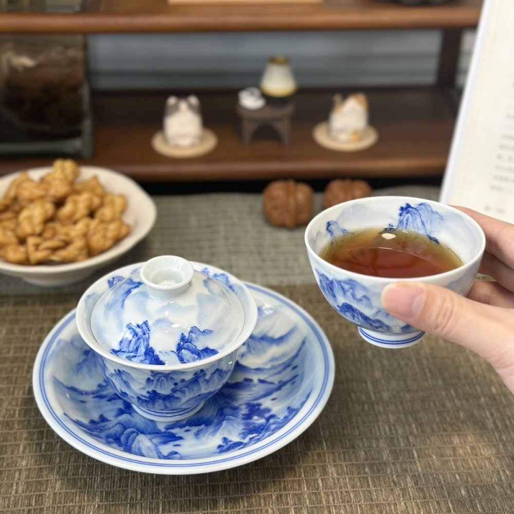 Hand-Painted Blue & White Gaiwan Tea Set – Jingdezhen Gongfu Porcelain (3-Piece) - Image 8
